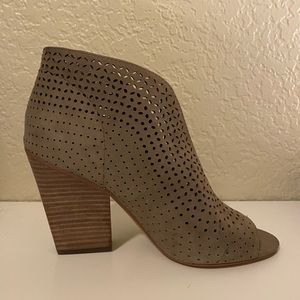 Vince Camuto Kainan Booties Peeptoe 6